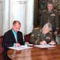 Česká armáda s Charitou společně zakládají Vojenský fond solidarity Česká armáda s Charitou společně zakládají Vojenský fond solidarity