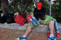 Syrská rodina právě dorazila na řecký ostrov Lesbos (foto: Patrick Nicholson/Caritas).
