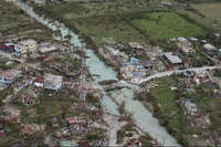 Letecký pohled na hurikánem zničenou obec (foto: Martine Haentjens/Caritas Haiti).