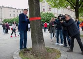 Jiří Lodr z Plzně pentlí jeden ze stromů