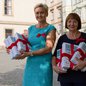 Pavlína Šimková (vlevo) a Ludmila Kučerová z Charity s podepsanými peticemi. Snímek Jakub Žák Pavlína Šimková (vlevo) a Ludmila Kučerová z Charity s podepsanými peticemi. Snímek Jakub Žák