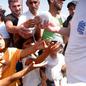 Idomeni na severu Řecka, urpchlíci a migranti dostávají na řecko-makedonské hranici potravinovou pomoc (Matthieu Alexandre/CI) Idomeni na severu Řecka, urpchlíci a migranti dostávají na řecko-makedonské hranici potravinovou pomoc (Matthieu Alexandre/CI)