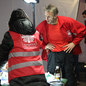 Lékaři z Charity Maďarsko sešívají chlapcovu ruku (Bahrang Mostaag, dobrovolník Charity Maďarsko, při práci (foto: Meabh Smith/Trocaire/Caritas). Lékaři z Charity Maďarsko sešívají chlapcovu ruku (Bahrang Mostaag, dobrovolník Charity Maďarsko, při práci (foto: Meabh Smith/Trocaire/Caritas).